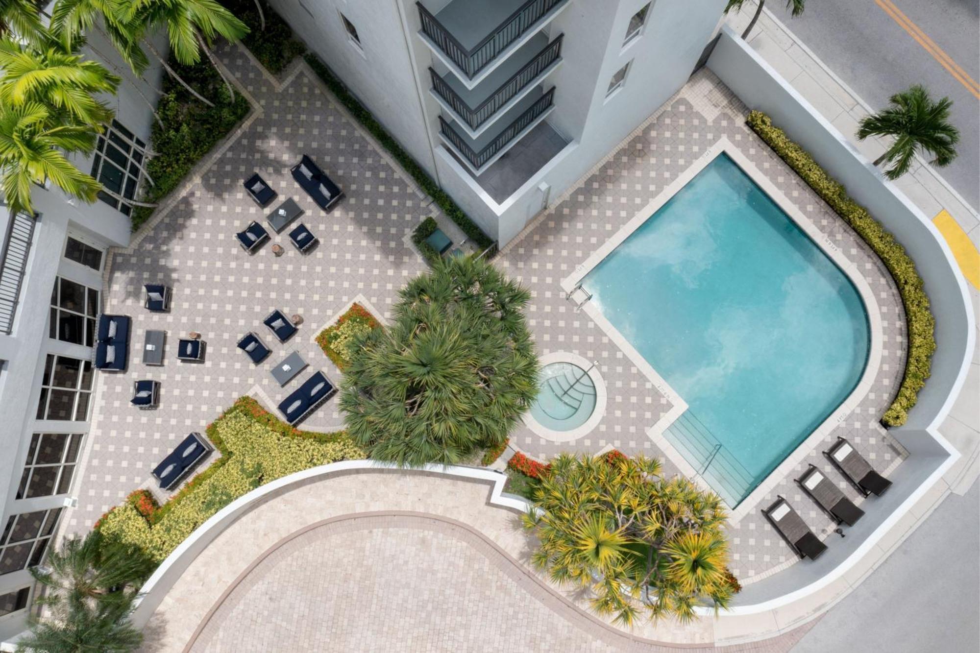 Courtyard Miami Dadeland 3*